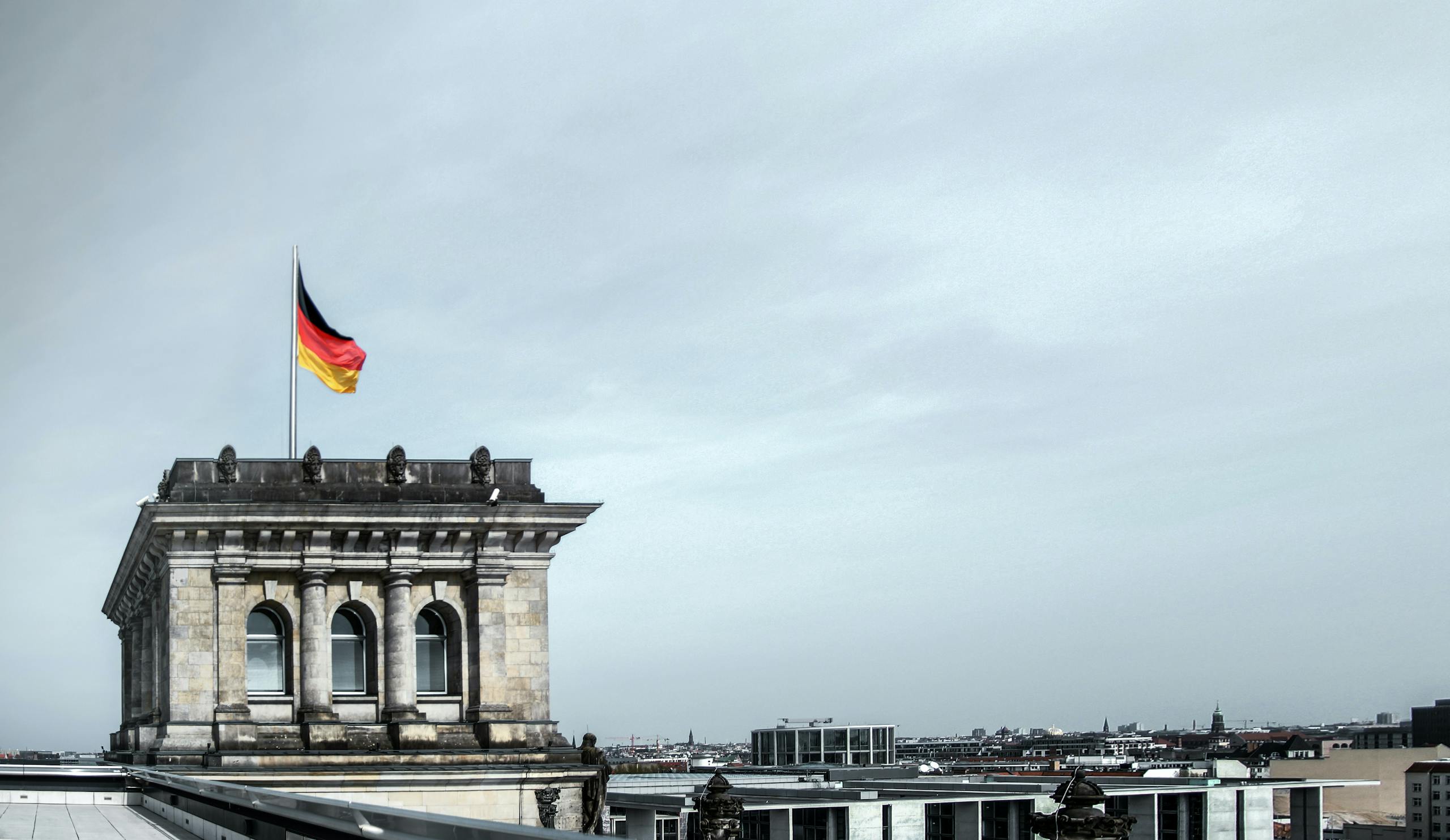 Bild eines Regierungsgebäudes mit einer Deutschland Fahne.