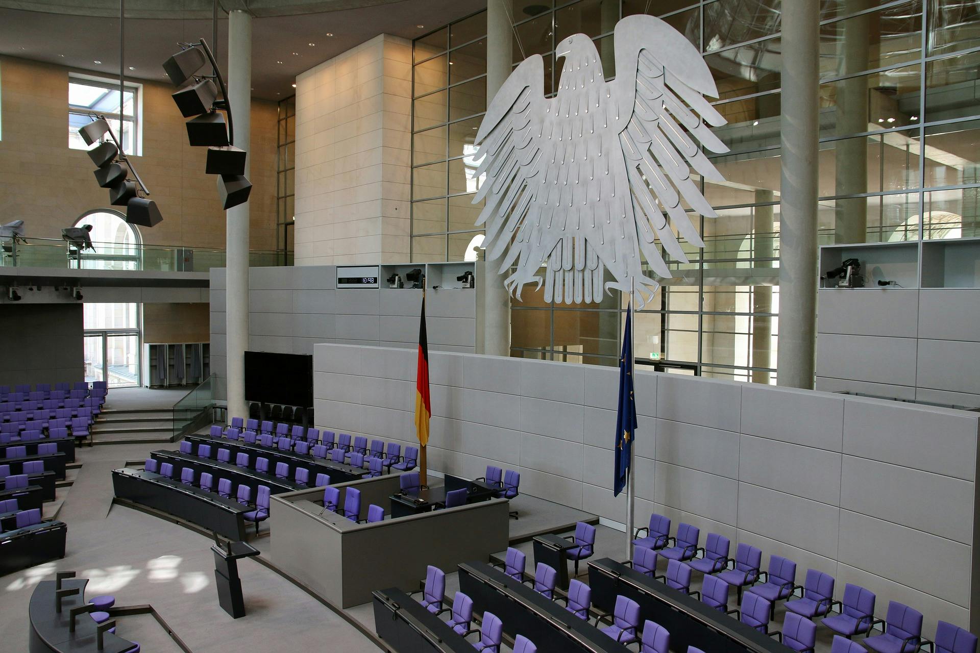 Bild des Redner:innenpultes aus dem Plenarsaal des Bundestages.